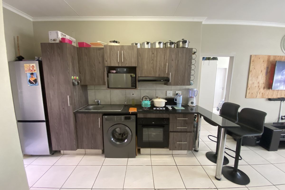 3 Bedroom Apartment For Sale in Rynfield AH - Photo 2