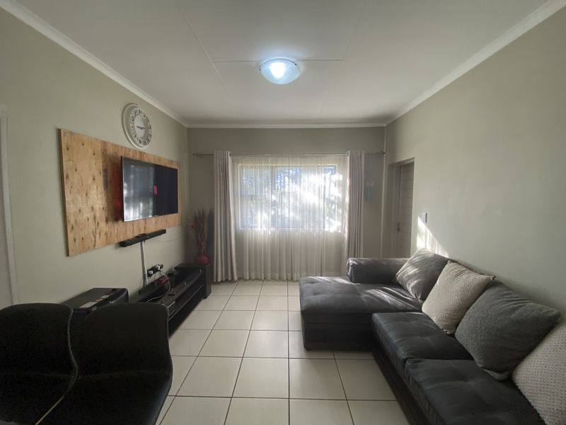 3 Bedroom Apartment For Sale in Rynfield AH - Photo 3