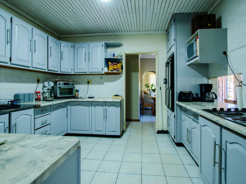 3 Bedroom House For Sale Impala Park - Photo 2