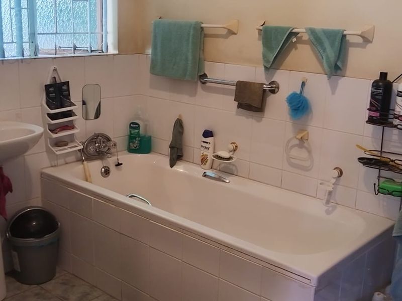 Big family home with 2 flats - Photo 9