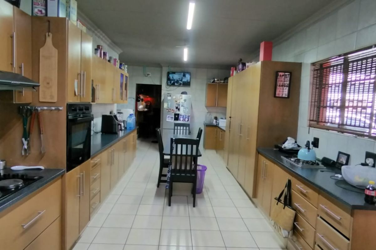 Big family home with 2 flats - Photo 5