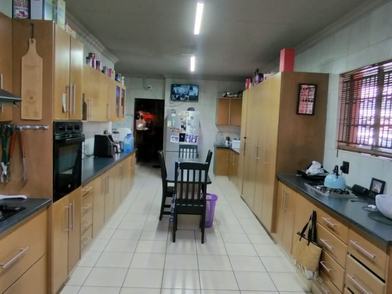 Big family home with 2 flats - Photo 5