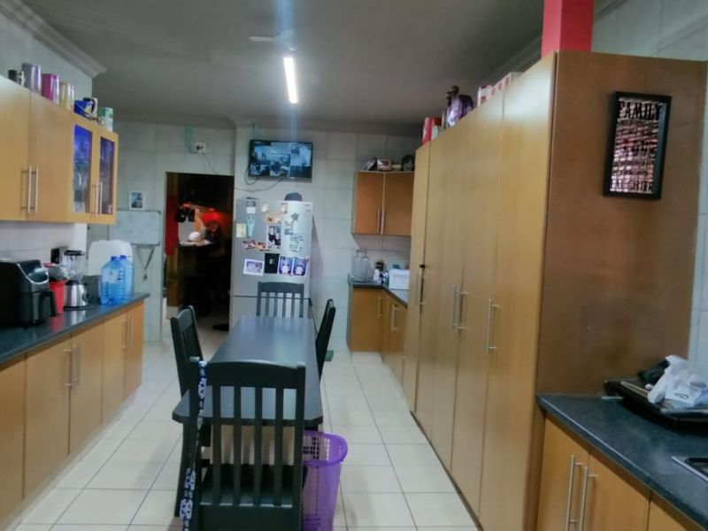 Big family home with 2 flats - Photo 7