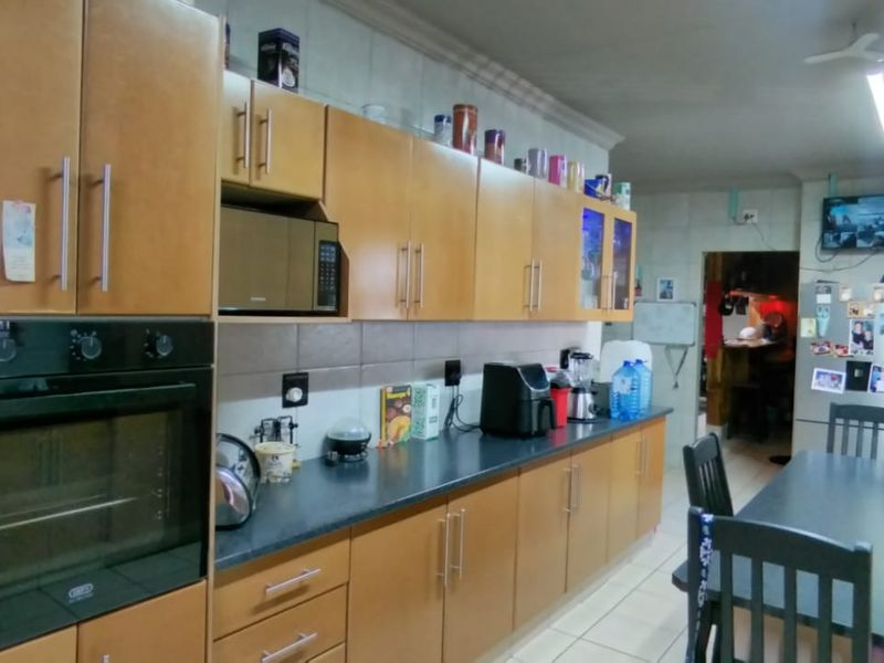 Big family home with 2 flats - Photo 6