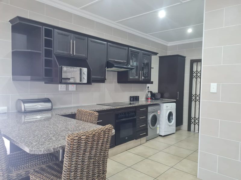 For the young executive! 3 bedroom modern unt to rent - Photo 5