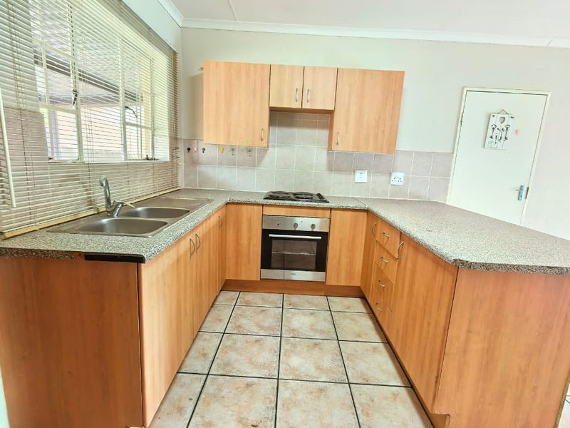 Neat, facebrick townhouse for sale in Sasolburg in a popular complex - Photo 6