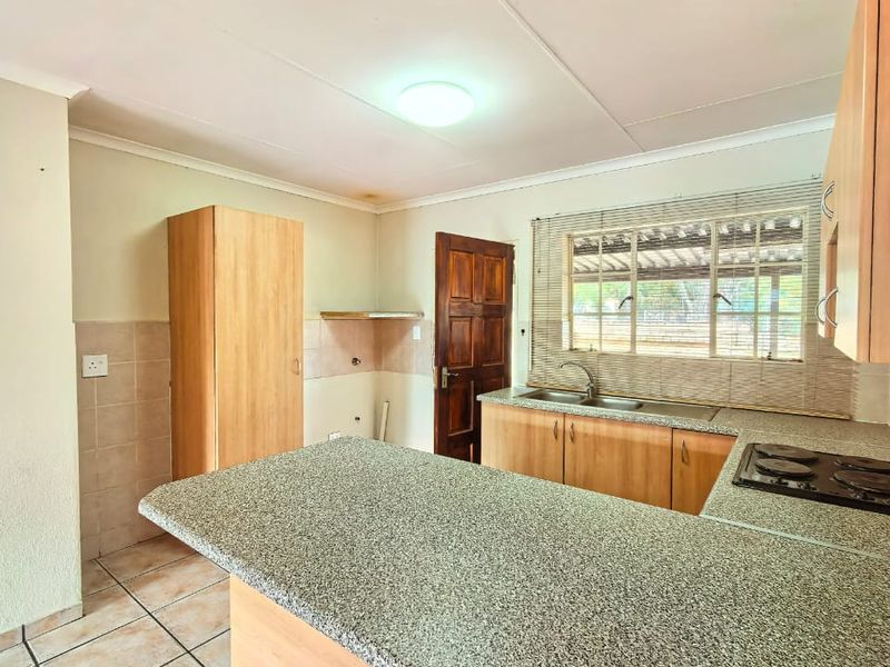 Neat, facebrick townhouse for sale in Sasolburg in a popular complex - Photo 2