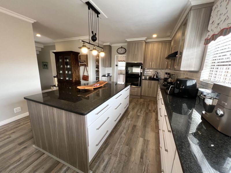 Secure and Low Maintenance Family Home, Wavecrest - Photo 6