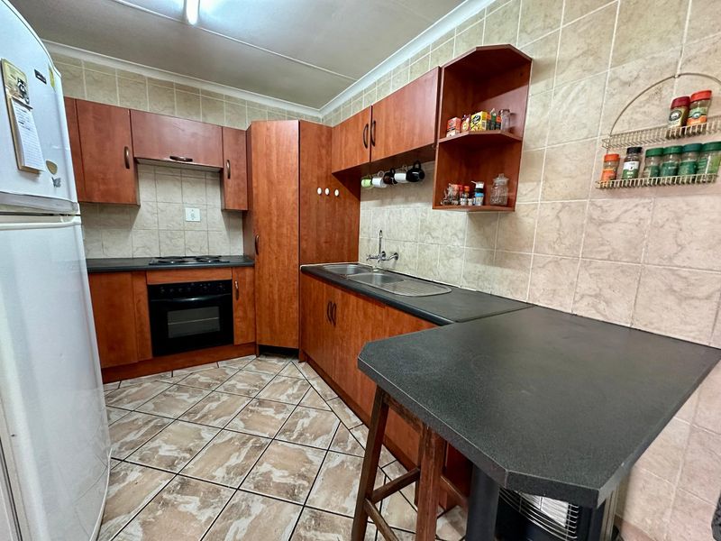 Comfortable & Secure 2-Bedroom Property - Photo 8