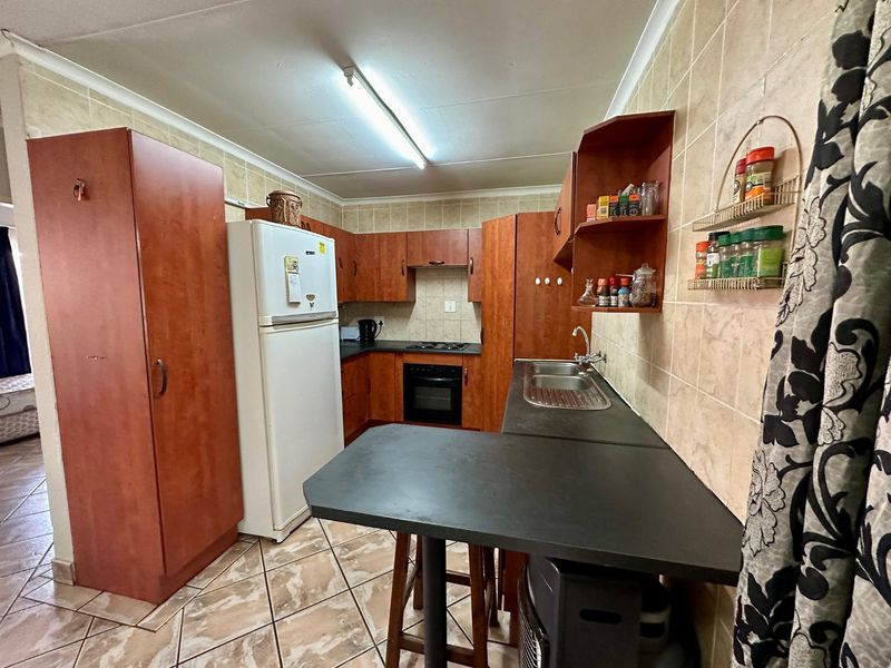 Comfortable & Secure 2-Bedroom Property - Photo 6
