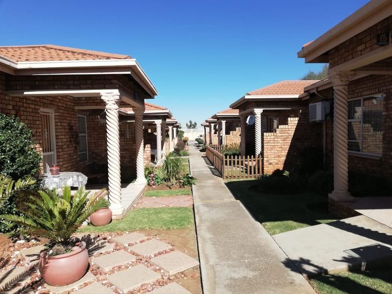 Comfortable & Secure 2-Bedroom Property - Photo 2