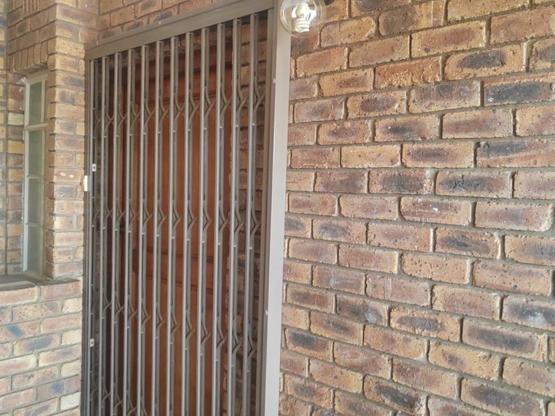 Very affordable,neat apartment in Sunair Park, Brakpan - Photo 8