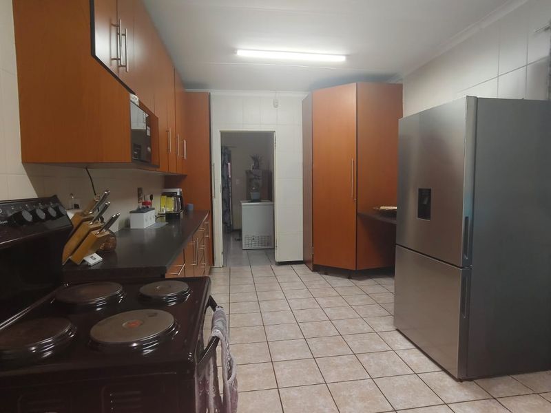 Spacious Face-Brick Family Home for Sale in Vaalpark. - Photo 9