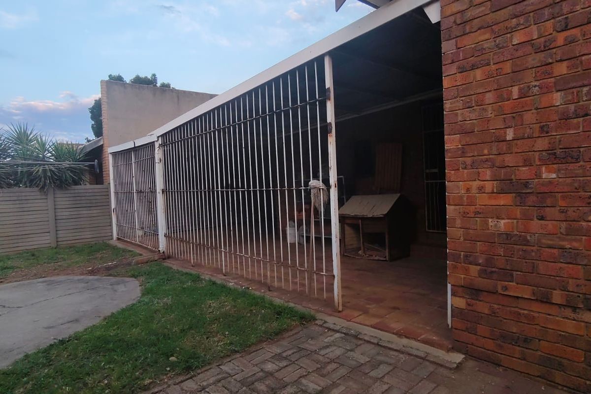 Spacious Face-Brick Family Home for Sale in Vaalpark. - Photo 3