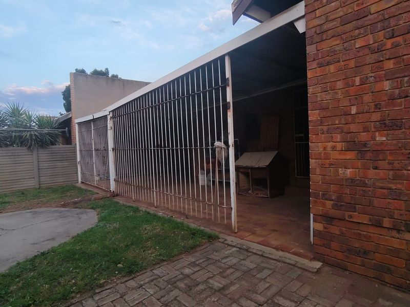 Spacious Face-Brick Family Home for Sale in Vaalpark. - Photo 3