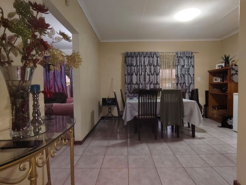 Spacious Face-Brick Family Home for Sale in Vaalpark. - Photo 4