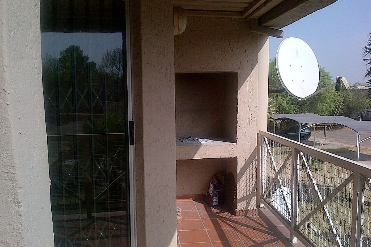 BEAUTIFUL APARTMENT FOR SALE IN VAALPARK - Photo 3