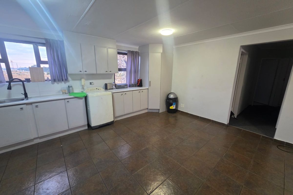 BEAUTIFUL APARTMENT FOR SALE IN VAALPARK - Photo 4