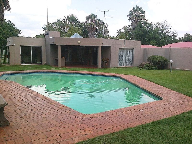BEAUTIFUL APARTMENT FOR SALE IN VAALPARK - Photo 10