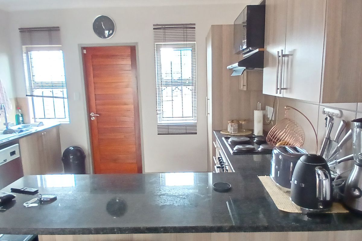 Beautiful and modern townhouse! - Photo 4
