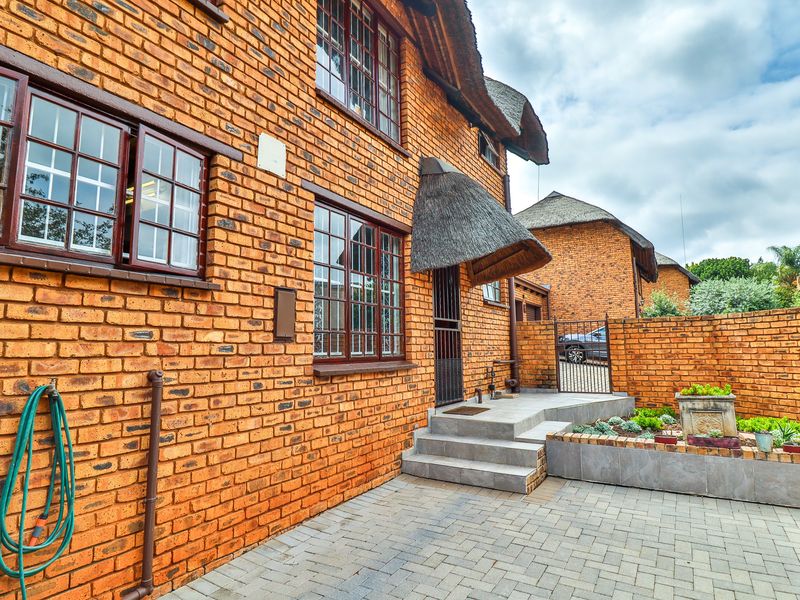 3 Bed Townhouse For Sale - Photo 3