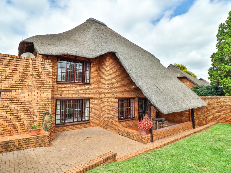 3 Bed Townhouse For Sale - Photo 1
