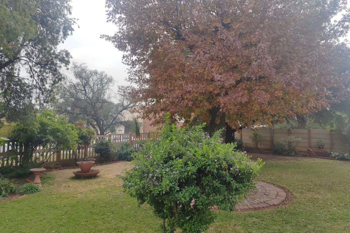 3 Bedroom property in Farrar Park,Boksburg-1031m2 with endless potential - Photo 2