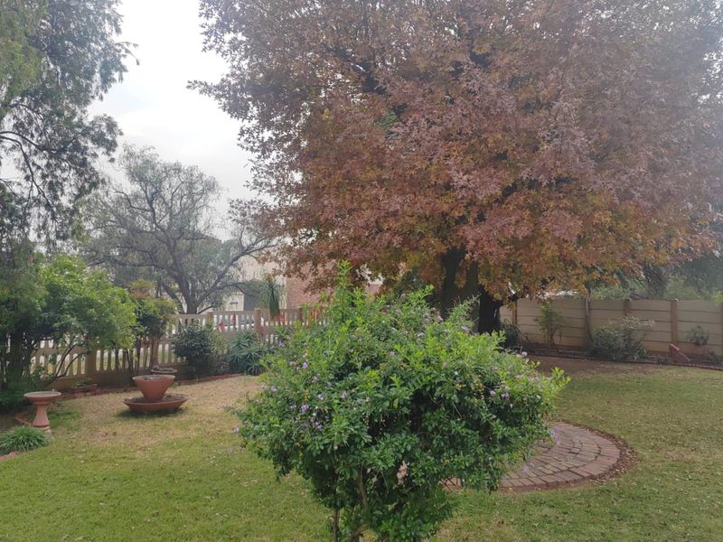 3 Bedroom property in Farrar Park,Boksburg-1031m2 with endless potential - Photo 2