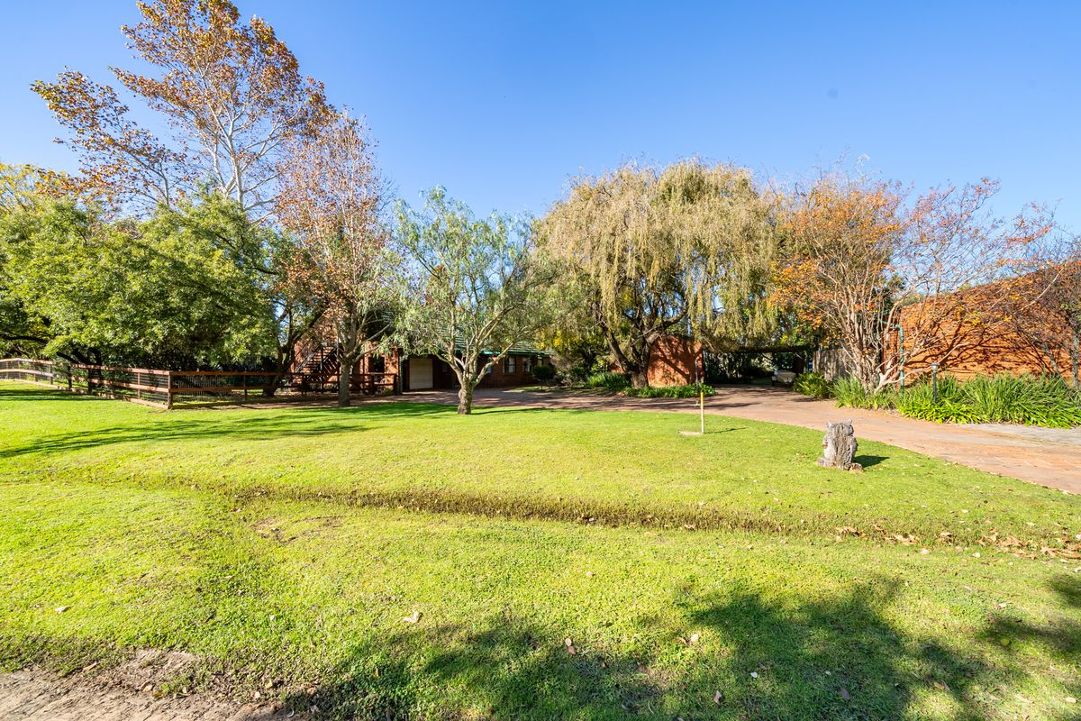 Stunning 4 bedroom plot in Benoni AH with flat and dam. - Photo 4
