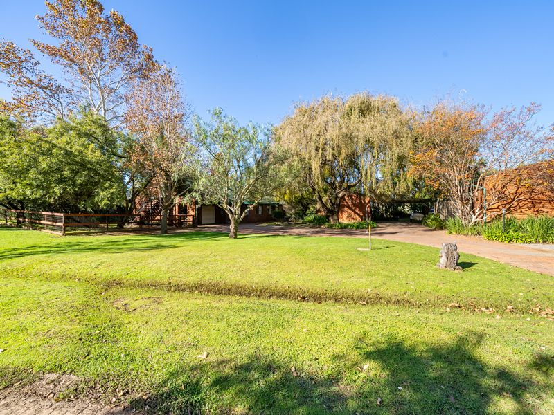 Stunning 4 bedroom plot in Benoni AH with flat and dam. - Photo 4