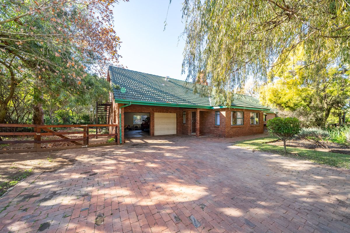 Stunning 4 bedroom plot in Benoni AH with flat and dam. - Photo 2