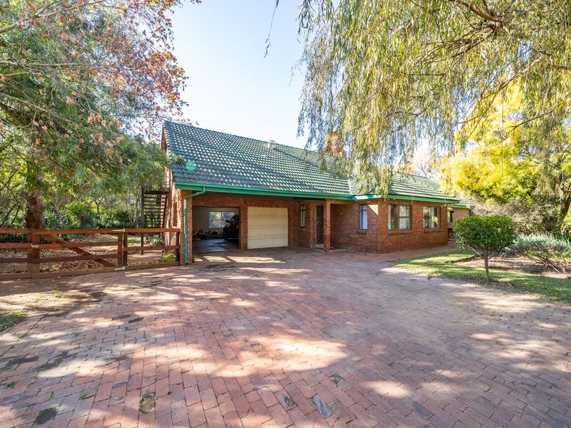 Stunning 4 bedroom plot in Benoni AH with flat and dam. - Photo 2