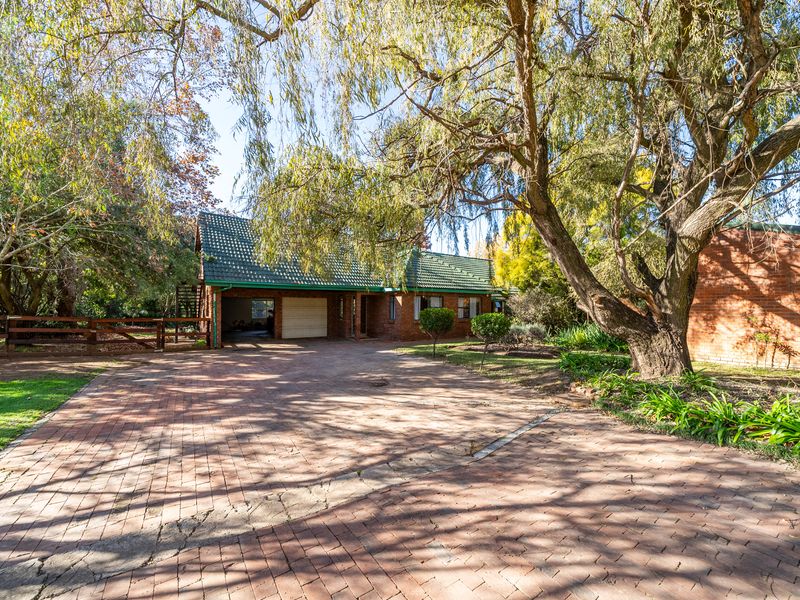 Stunning 4 bedroom plot in Benoni AH with flat and dam. - Photo 3