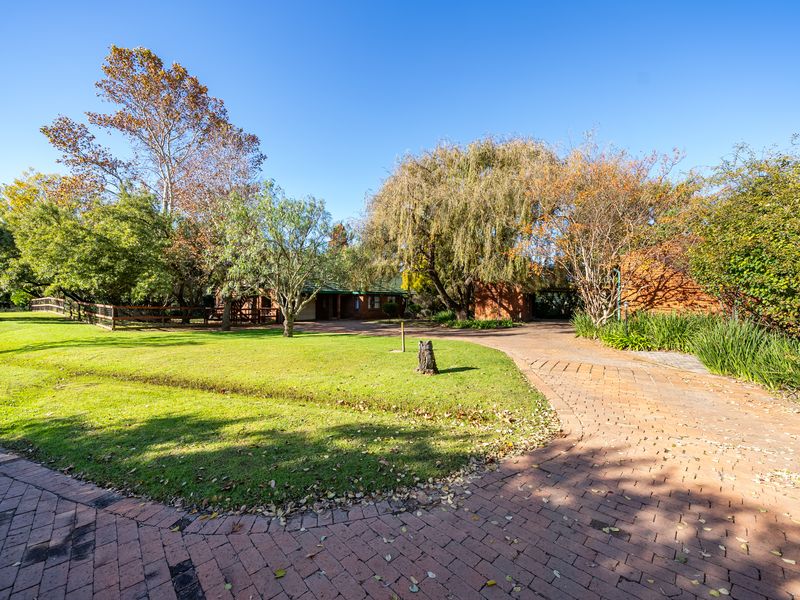 Stunning 4 bedroom plot in Benoni AH with flat and dam. - Photo 5