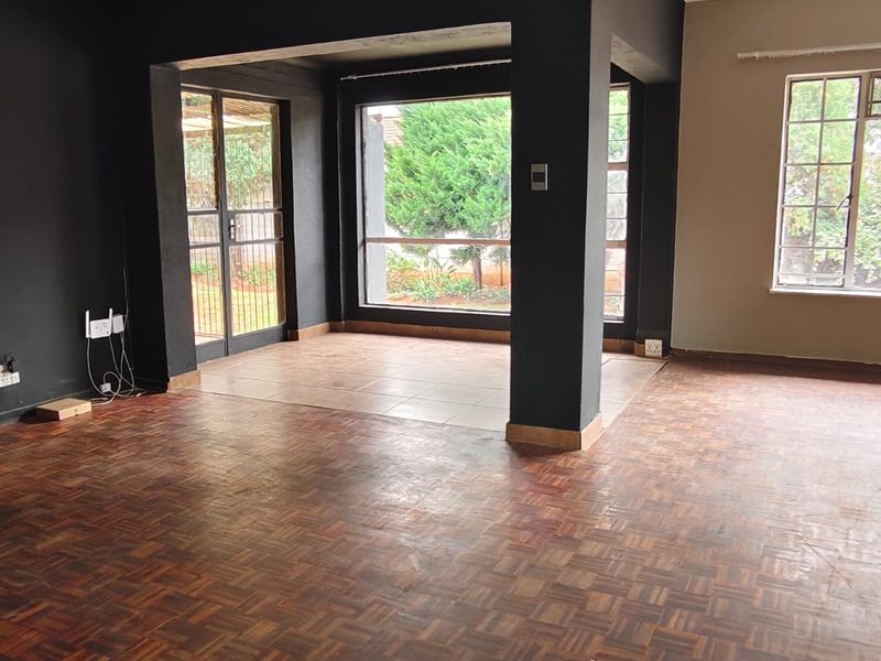 Stunning Face-brick Family Home with additional flatlet– Quiet Area, Vaalpark. - Photo 5