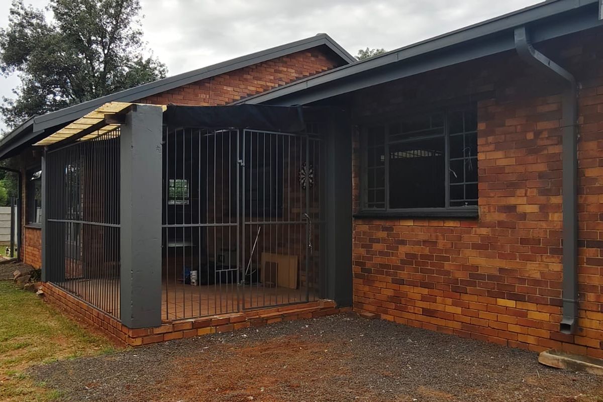 Stunning Face-brick Family Home with additional flatlet– Quiet Area, Vaalpark. - Photo 2