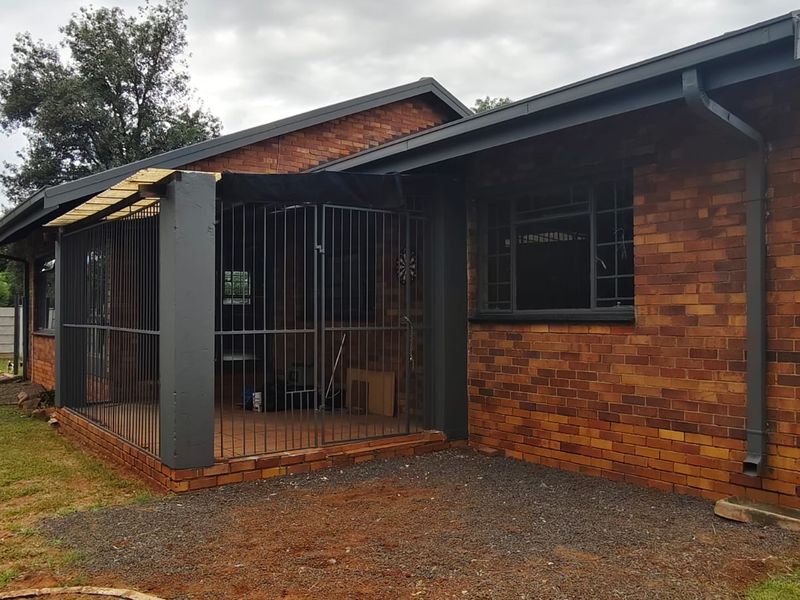 Stunning Face-brick Family Home with additional flatlet– Quiet Area, Vaalpark. - Photo 2