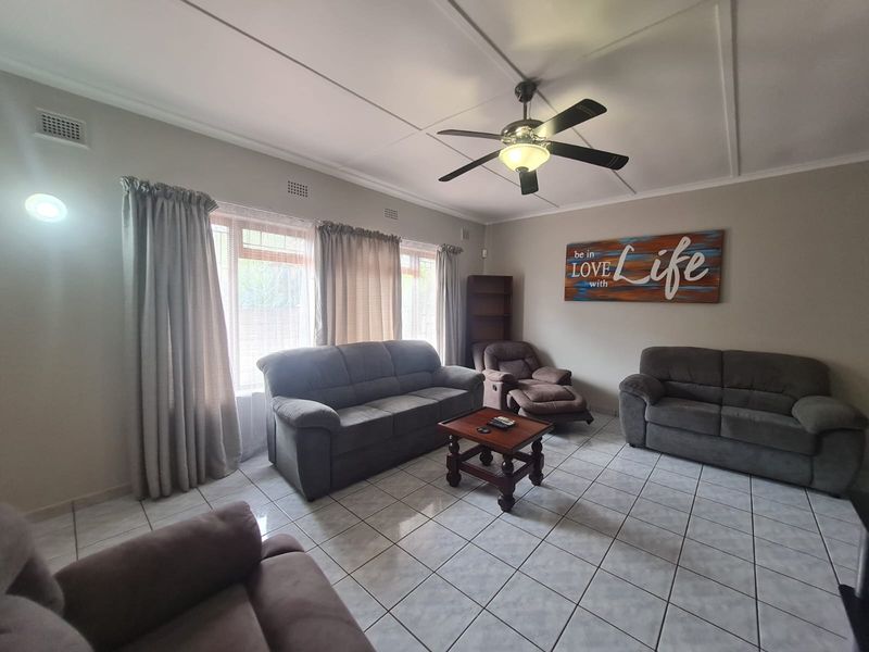 4 Bedroom house with 2 bedroom flatlet near School - Photo 9