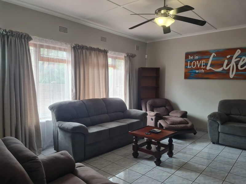 4 Bedroom house with 2 bedroom flatlet near School - Photo 8