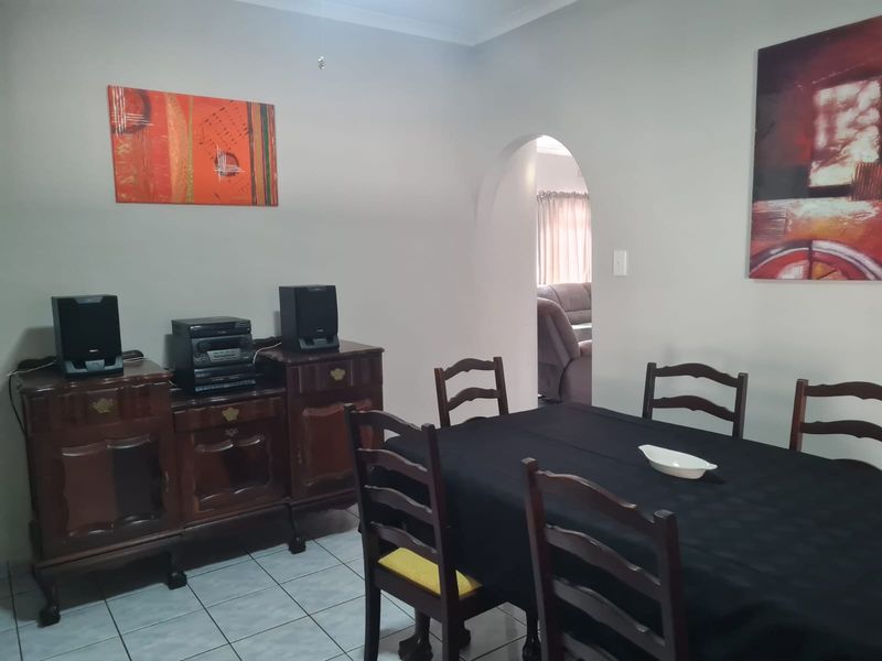 4 Bedroom house with 2 bedroom flatlet near School - Photo 7