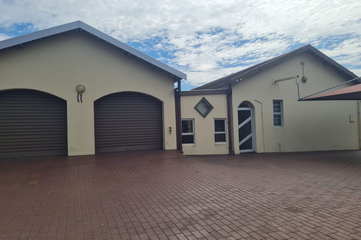 4 Bedroom house with 2 bedroom flatlet near School - Photo 2