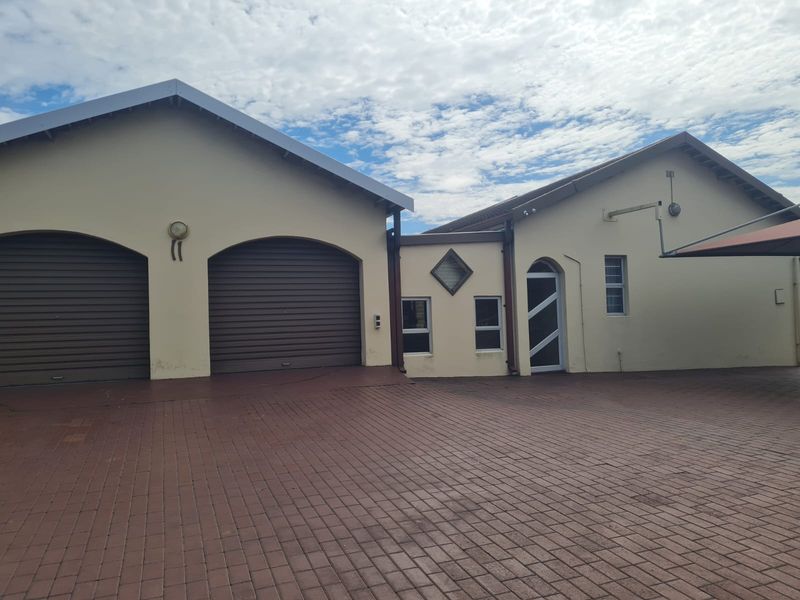 4 Bedroom house with 2 bedroom flatlet near School - Photo 2