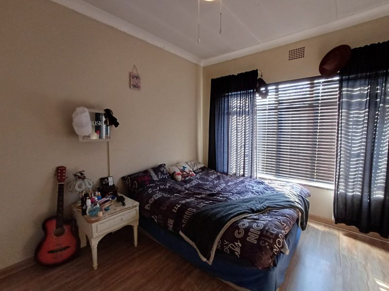Basically Of The Grid Property In A Quite Street In SE 1 And Ideal For Extended Family. - Photo 10