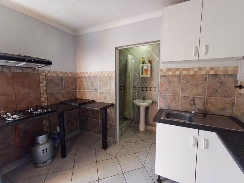 Basically Of The Grid Property In A Quite Street In SE 1 And Ideal For Extended Family. - Photo 8