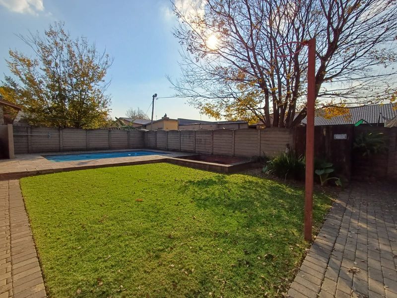 Basically Of The Grid Property In A Quite Street In SE 1 And Ideal For Extended Family. - Photo 7