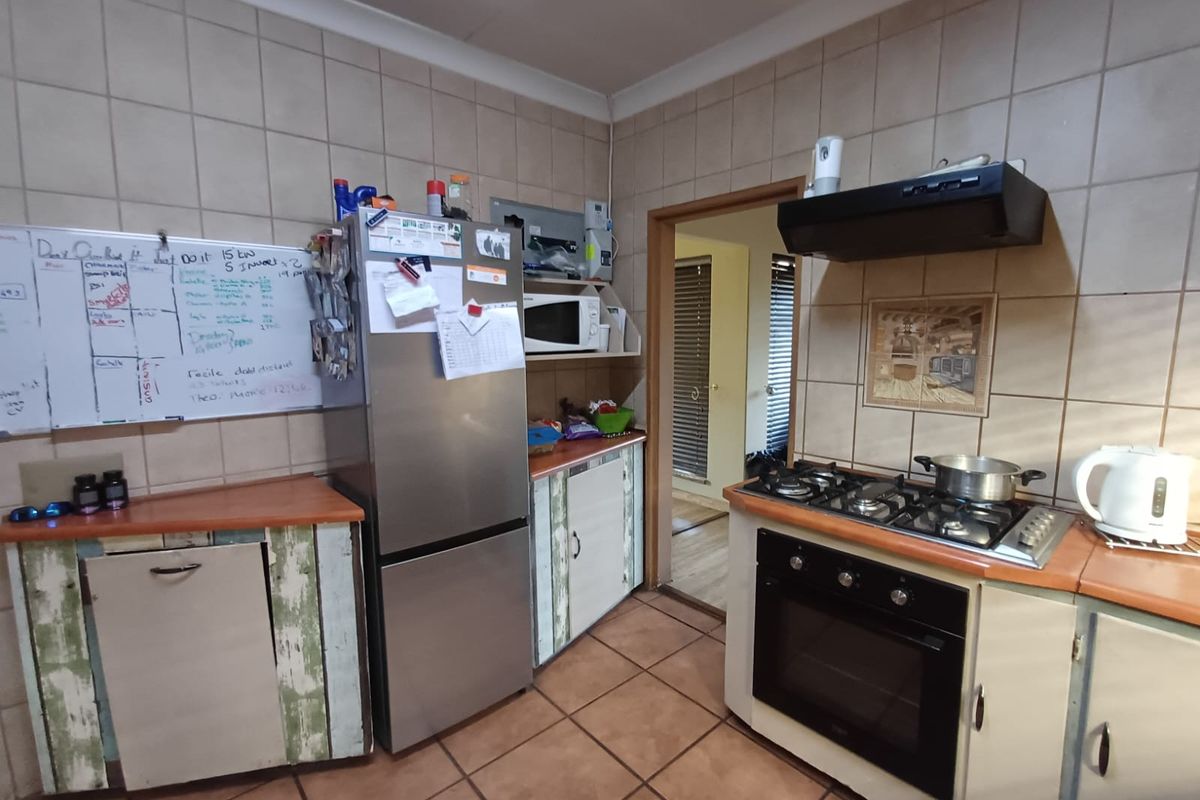Basically Of The Grid Property In A Quite Street In SE 1 And Ideal For Extended Family. - Photo 3