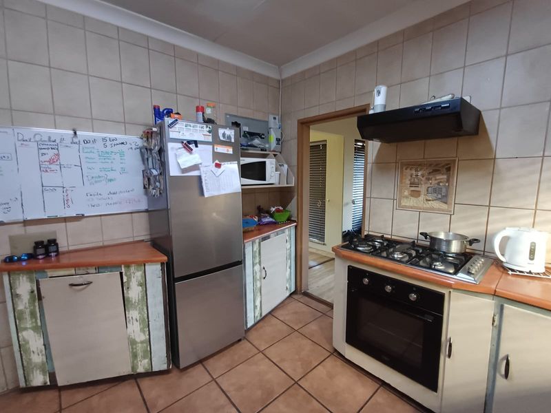 Basically Of The Grid Property In A Quite Street In SE 1 And Ideal For Extended Family. - Photo 3