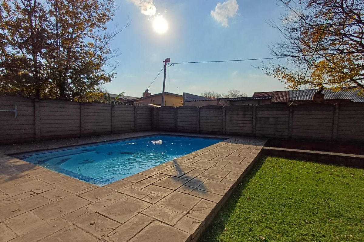 Basically Of The Grid Property In A Quite Street In SE 1 And Ideal For Extended Family. - Photo 2