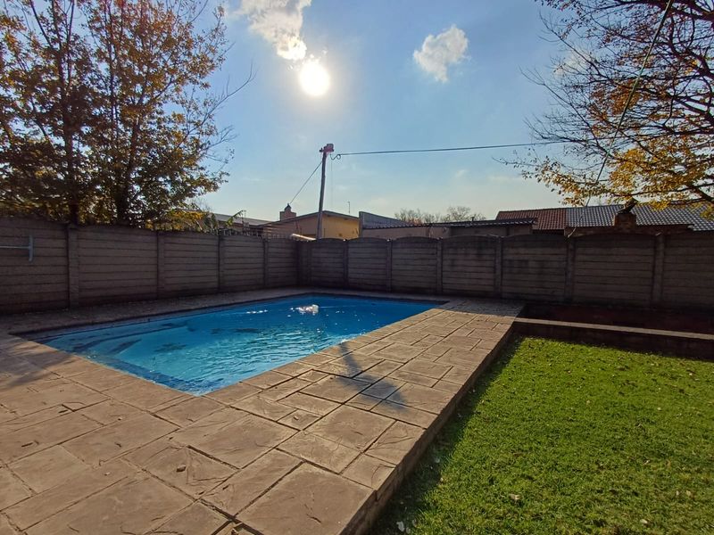 Basically Of The Grid Property In A Quite Street In SE 1 And Ideal For Extended Family. - Photo 2