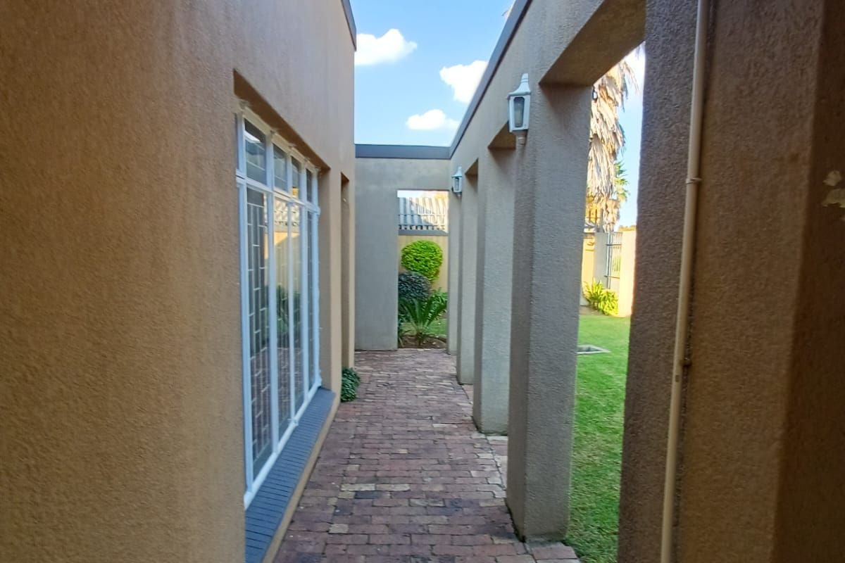 Basically Of The Grid Property In A Quite Street In SE 1 And Ideal For Extended Family. - Photo 5